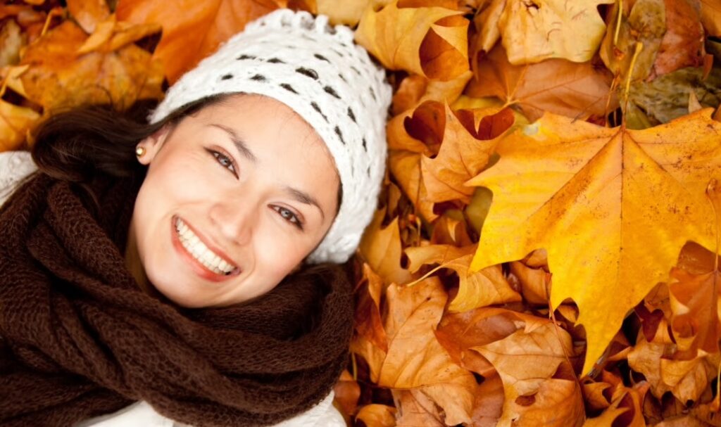 mujer_tumbada_en_otoño