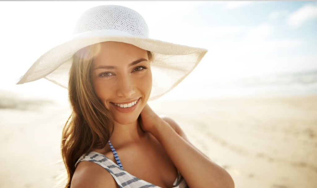 Mujer_con_sombrero_en_la_playa
